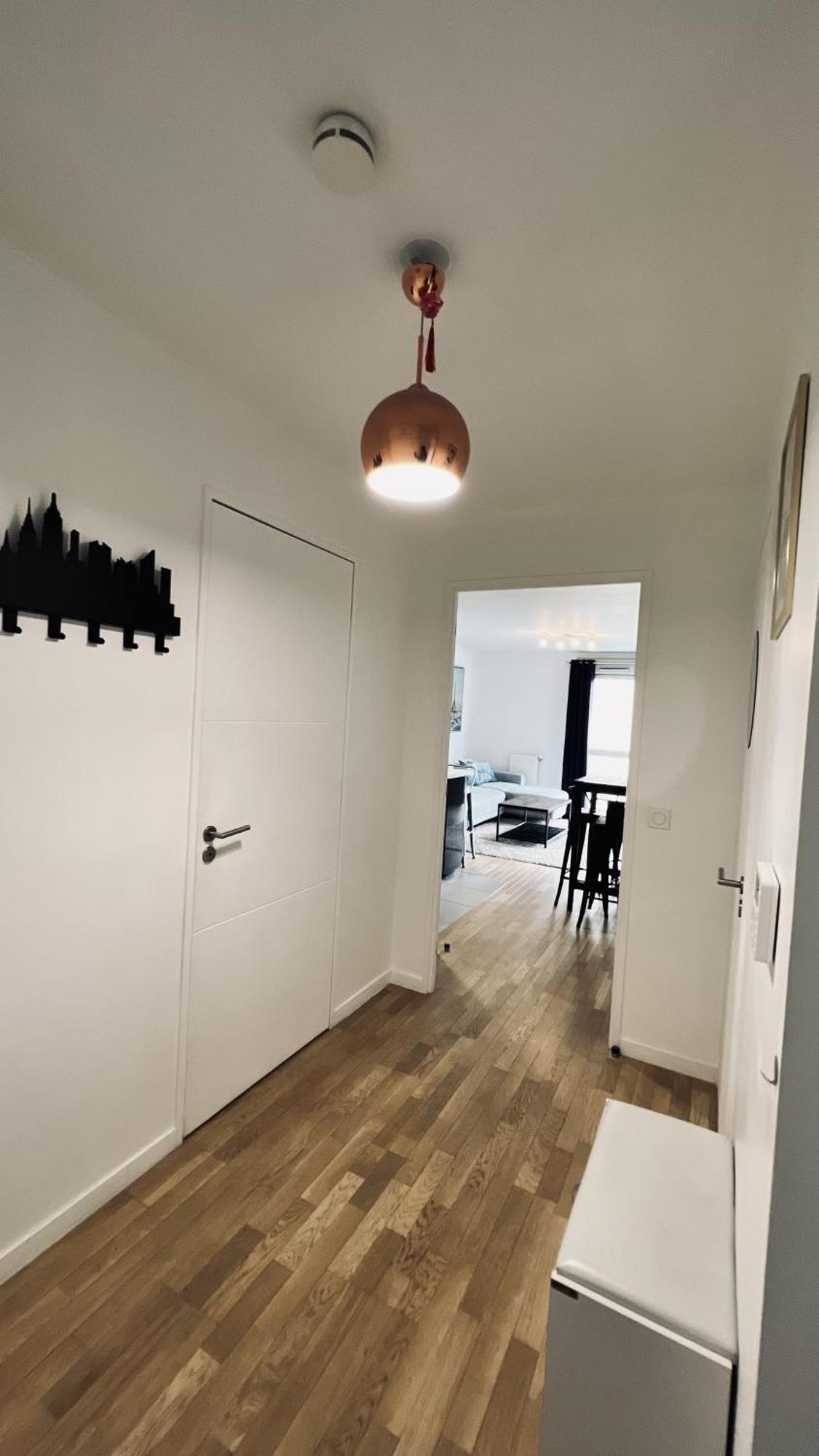 Lumiere Parisienne Moderne Lumineux Et Spacieux De 66m2 Metro L13 Parking Terrasse Et Ascenseur